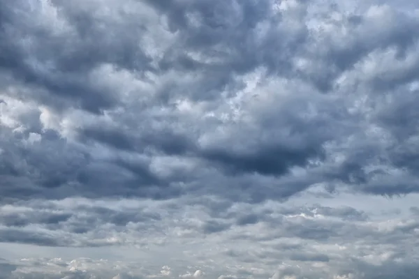 Bedeckter Himmel mit dunklen Wolken, die graue Wolke, vor Regen. — Stockfoto