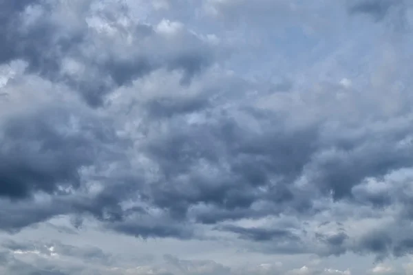 Συννεφιασμένο ουρανό με μαύρα σύννεφα, το γκρίζο νέφος, πριν από τη βροχή. — Φωτογραφία Αρχείου