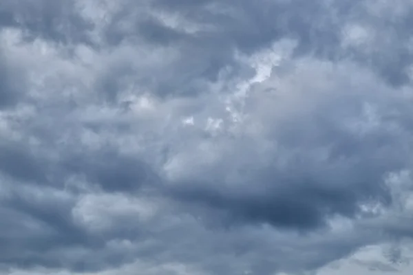 Cielo coperto con nuvole scure, La nuvola grigia, Prima della pioggia . — Foto Stock