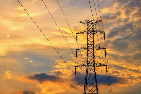 Yüksek gerilim elektrik pilon saat gün batımında.