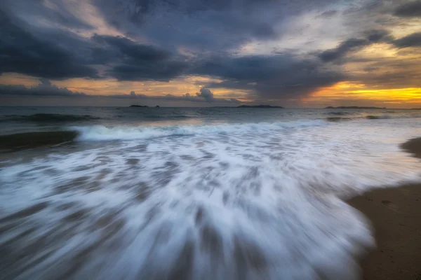 Rayong Tayland, turkuaz deniz dalgası. Güzel deniz dalgası. Deniz 