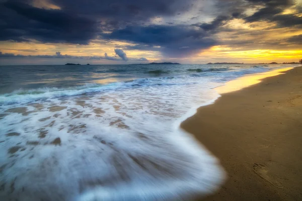 Rayong Tayland, turkuaz deniz dalgası. Güzel deniz dalgası. Deniz 