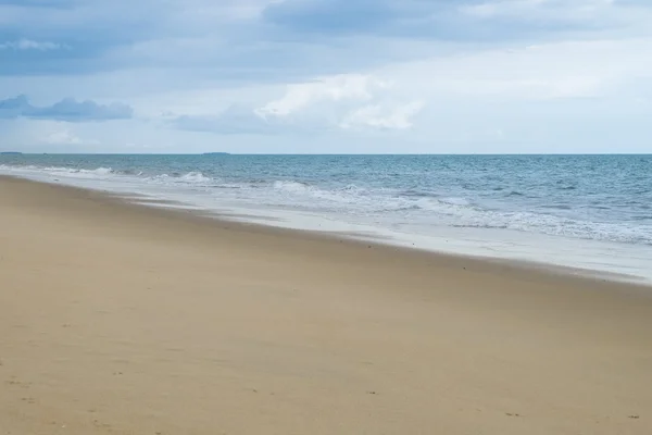 Rayong タイのターコイズ ブルーの海の波。美しい海の波. — ストック写真