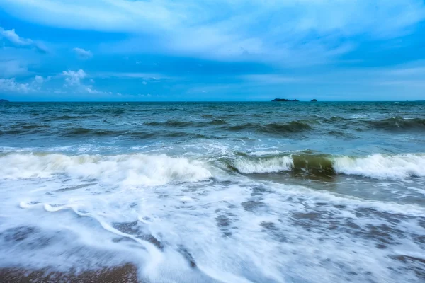 Rayong タイのターコイズ ブルーの海の波。美しい海の波. — ストック写真