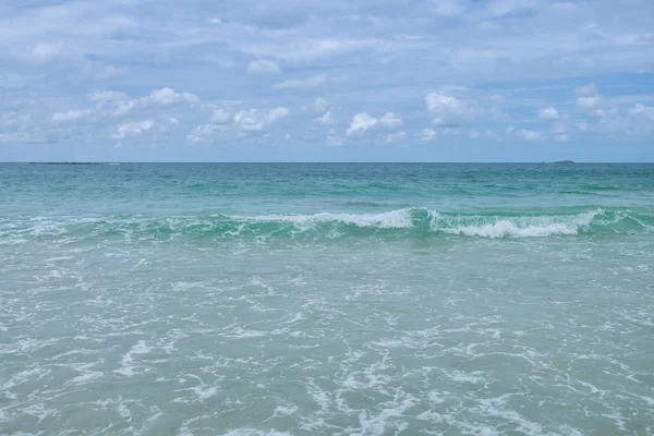 ラヨーン、タイでサイケオビーチのターコイズ ブルーの海の波。beauti — ストック写真