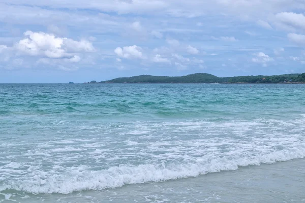 ラヨーン、タイでサイケオビーチのターコイズ ブルーの海の波。beauti — ストック写真