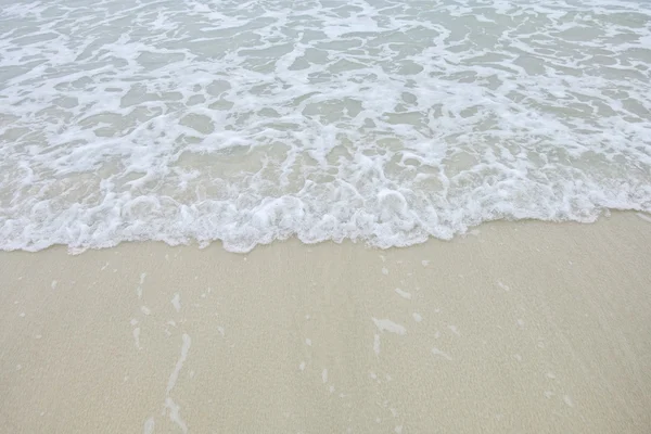 ビーチに青い海の波をクローズ アップ — ストック写真