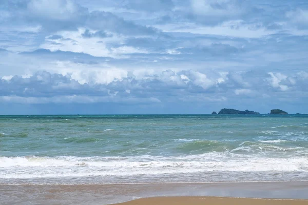 ラヨーン、タイでターコイズ ブルーの海の波。座席のビーチ — ストック写真