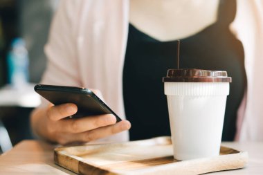Ellerini kapat ve kahve masasında kahvenin tadını çıkar..