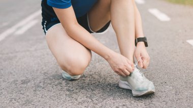 Yol portre üzerinde ayakkabı., üzerinde zaman günbatımı çalışan genç bayan.