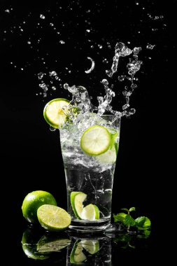 Soğuk limonata ve serinletici bir içecek. Siyah bir arka planda izole edilmiş..