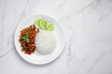 Tayland yemeği, Tayland usulü kızarmış fesleğen, Asya usulü..