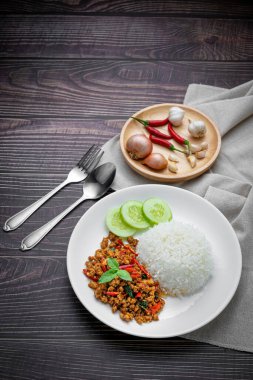 Tahta masada Tayland usulü baharatlı Tayland yemeği, Asya usulü kızarmış fesleğen..