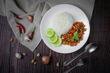 Tahta masada Tayland usulü baharatlı Tayland yemeği, Asya usulü kızarmış fesleğen..
