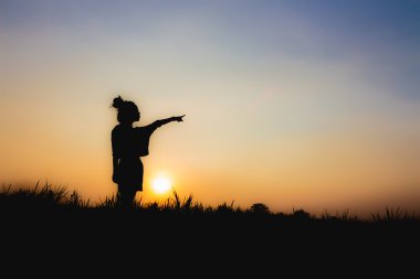 Gün batımı, ayakta duruş, loş atmosfer yakınındaki kadın silüeti