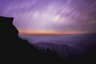 Yıldızlı gökyüzü ve phu chi fa Chiangrai, Tayland, miky yolda hareket