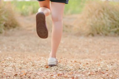 Bacak kadar yakın, kadın bacak hareketi ile pürüzsüz bulanıklık sesi