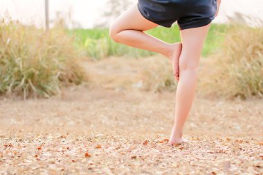 Bacak kadar yakın, kadın bacak hareketi ile pürüzsüz bulanıklık sesi