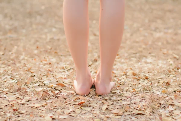 Beine aus nächster Nähe, Geste einer Frau mit Beinen, sanfter Unschärfenton — Stockfoto