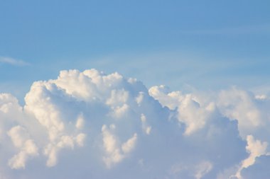Mavi gökyüzü bulutlar ile birçok küpleri