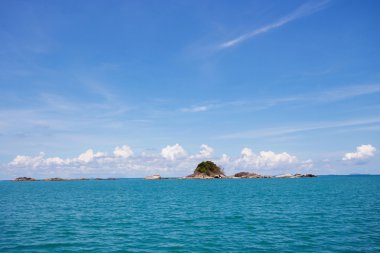 Deniz plaj mavi gökyüzü Ranong, Tayland at