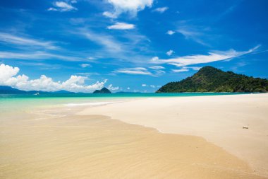 Deniz plaj mavi gökyüzü Ranong, Tayland at