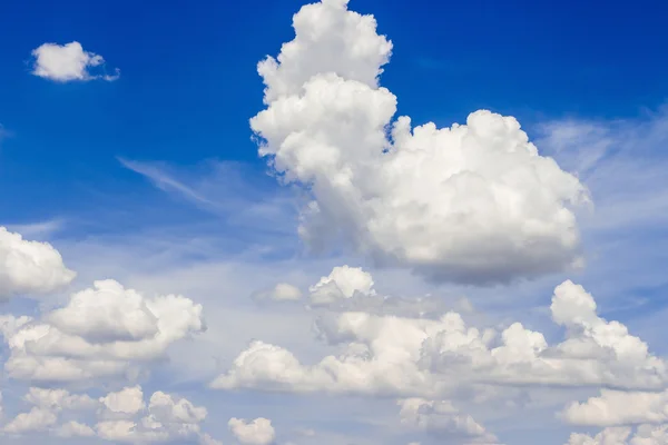 Cielo blu con nuvole molti cubi — Foto Stock