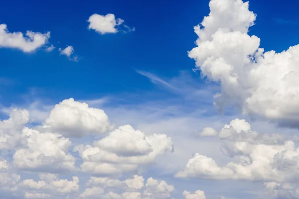 雲と青空の多くのキューブ — ストック写真