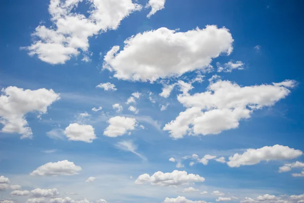 Блакитне небо з хмарами багато кубиків — стокове фото