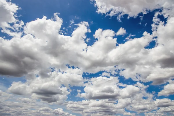 Cielo blu con nuvole molti cubi — Foto Stock