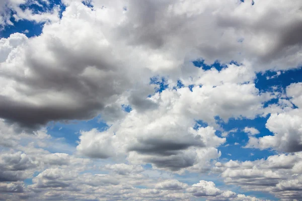 Μπλε ουρανός με σύννεφα πολλές κύβους — Φωτογραφία Αρχείου
