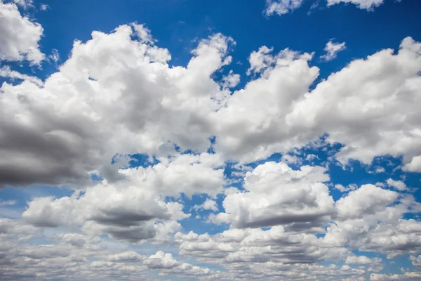 Cielo blu con nuvole molti cubi — Foto Stock