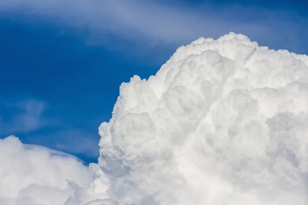 Cielo blu con nuvole molti cubi — Foto Stock