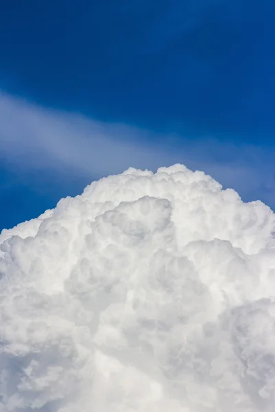 Блакитне небо з хмарами багато кубиків — стокове фото