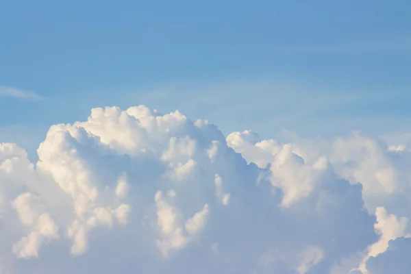 Μπλε ουρανός με σύννεφα πολλές κύβους — Φωτογραφία Αρχείου