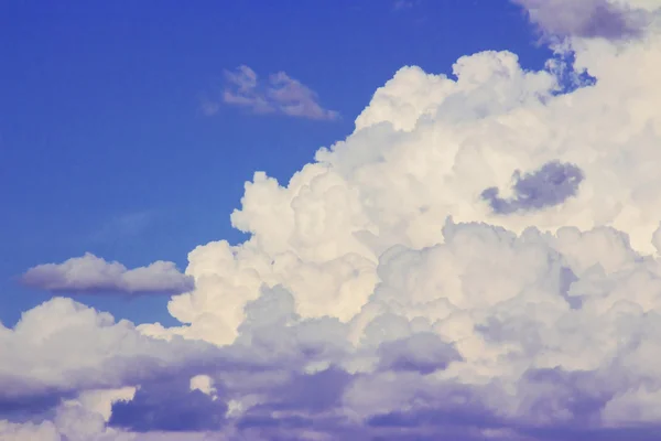 Céu azul com nuvens muitos cubos — Fotografia de Stock