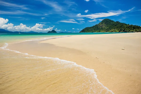 Zee strand blauwe hemel in Ranong, Thailand — Stockfoto