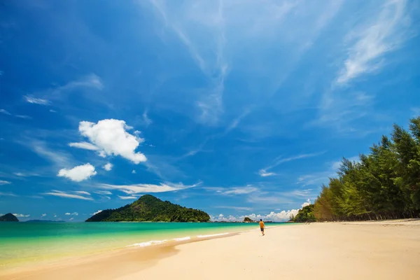 ラノーン、タイの海ビーチ青い空 — ストック写真