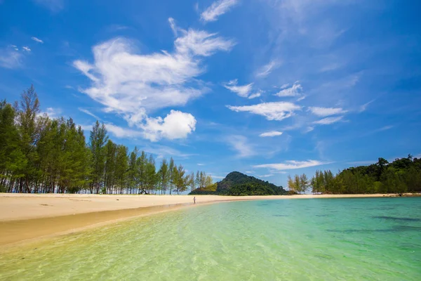 ラノーン、タイの海ビーチ青い空 — ストック写真