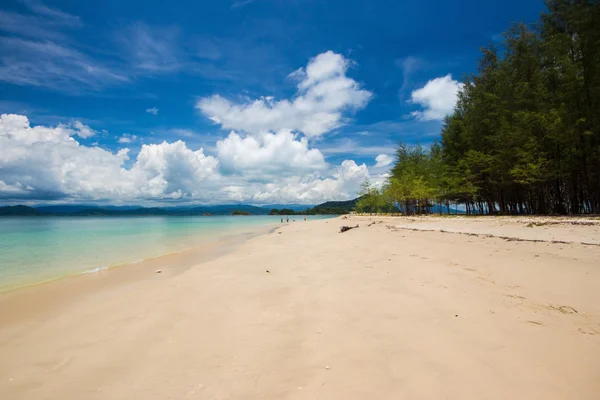 ラノーン、タイの海ビーチ青い空 — ストック写真