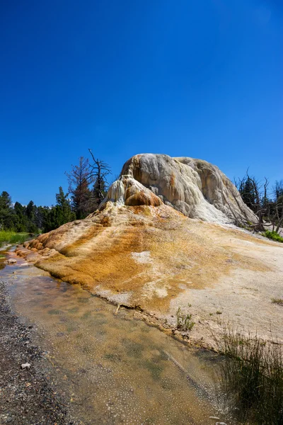 Mound Terrace, zona de Mammoth Hot Springs en el Parque Nacional de Yellowstone, Estados Unidos — Foto de Stock