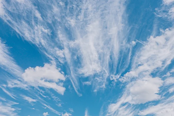 Прекрасне блакитне небо з безліччю хмар — стокове фото