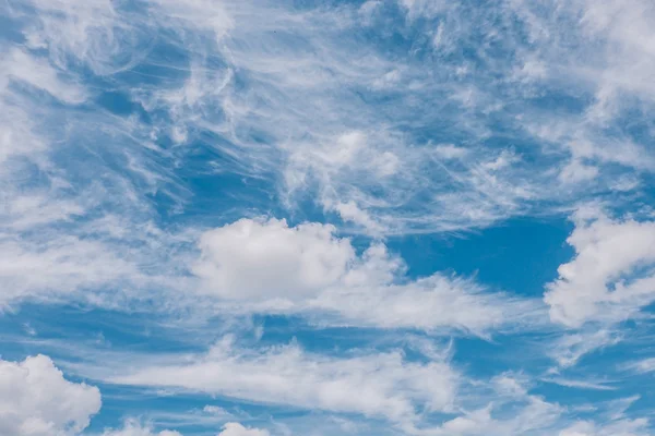 Bellissimo cielo blu con molte nuvole — Foto Stock