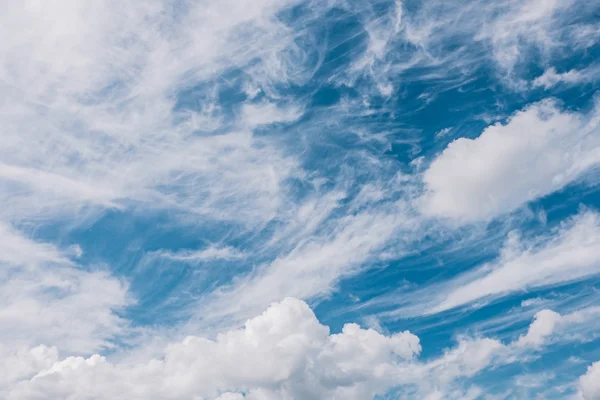多くの雲と青空 — ストック写真