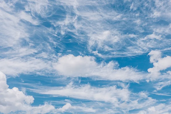 多くの雲と青空 — ストック写真