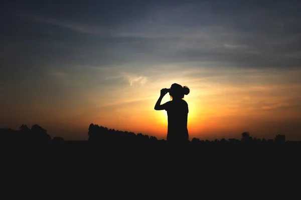 Silhouette di donna al tramonto, Bere Acqua — Foto Stock