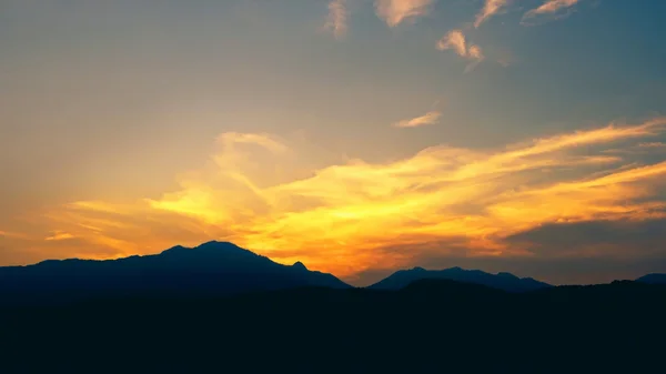 Silhouet berg en zonsondergang voor nightfall. — Stockfoto