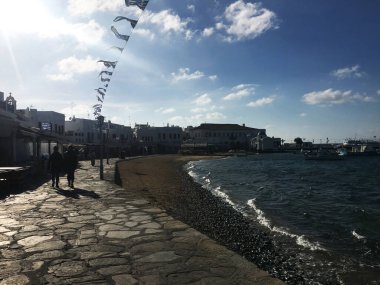 Yunanistan 'ın Mykonos kentinde yaz rüzgarlı bir gün