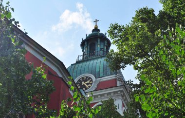Stockholm, İsveç 'te saatleri olan eski bir kilise.