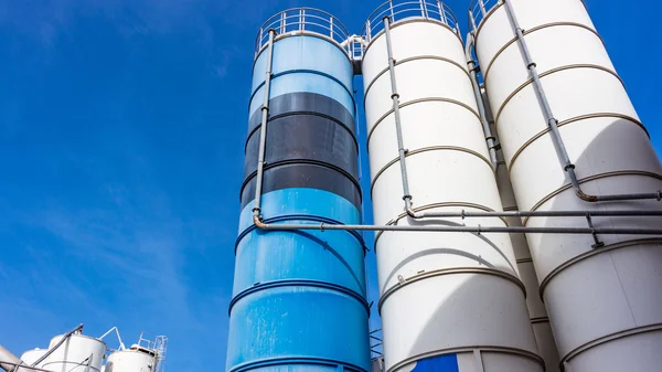 Silos de almacenamiento de cemento Imagen de stock